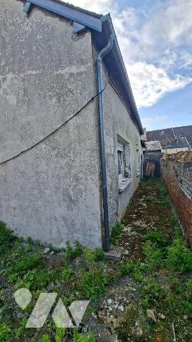 A vendre à MARLE, maison semi-mitoyenne, ancien salon de coiffure comprenant au rez-de-chaussée...