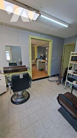 A vendre à MARLE, maison semi-mitoyenne, ancien salon de coiffure comprenant au rez-de-chaussée...