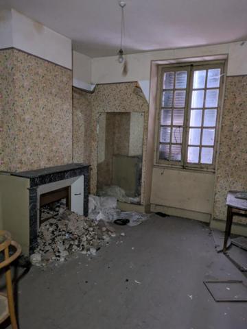 Maison La Charité à rénover avec jardin et garage