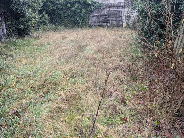 Maison La Charité à rénover avec jardin et garage