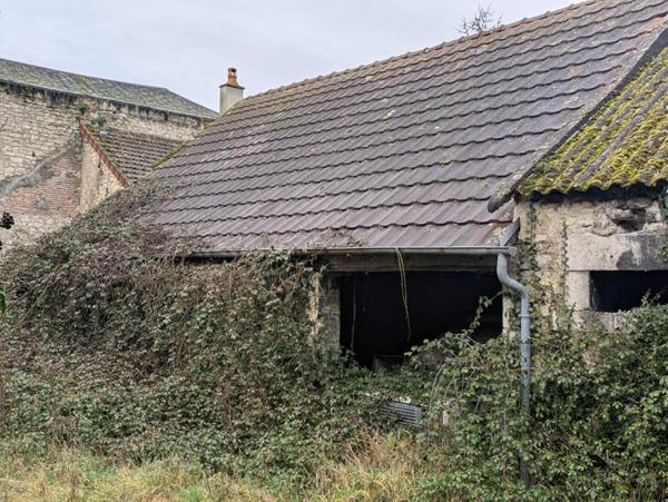 Maison La Charité à rénover avec jardin et garage
