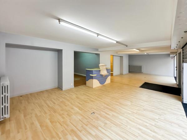 LocalCommercial + Appartement avec Patio à vendre 8 pièces SAINT CALAIS (72) Ensemble immobilier à fort potentiel