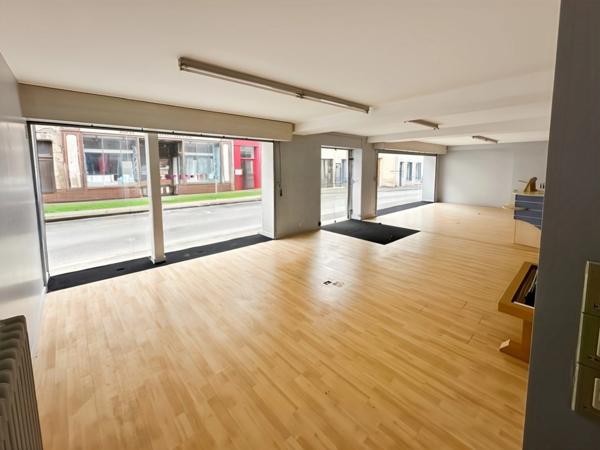 LocalCommercial + Appartement avec Patio à vendre 8 pièces SAINT CALAIS (72) Ensemble immobilier à fort potentiel