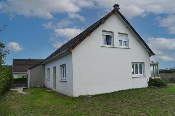 Urville-Nacqueville - pavillon individuel à 300 m de la plage. 5 chambres et 4 salles d'eau grande véranda avec vue sur la campagne