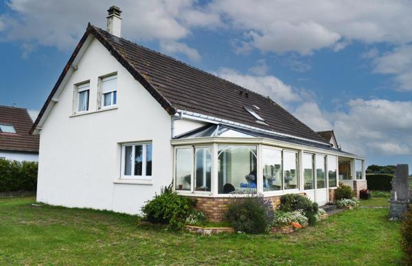 Urville-Nacqueville - pavillon individuel à 300 m de la plage. 5 chambres et 4 salles d'eau grande véranda avec vue sur la campagne