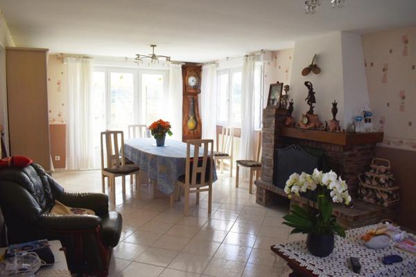 Urville-Nacqueville - pavillon individuel à 300 m de la plage. 5 chambres et 4 salles d'eau grande véranda avec vue sur la campagne