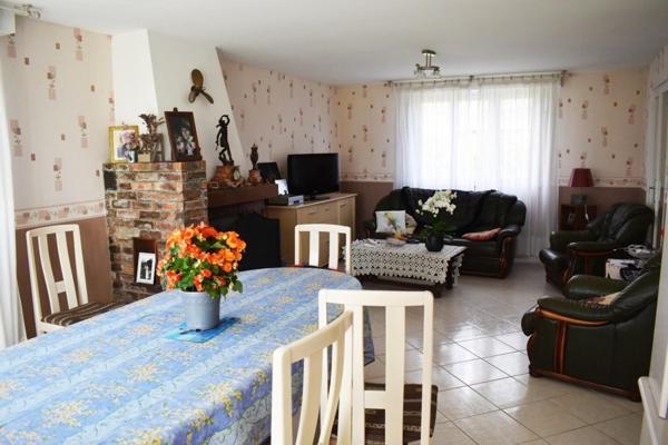 Urville-Nacqueville - pavillon individuel à 300 m de la plage. 5 chambres et 4 salles d'eau grande véranda avec vue sur la campagne