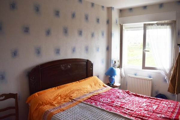 Urville-Nacqueville - pavillon individuel à 300 m de la plage. 5 chambres et 4 salles d'eau grande véranda avec vue sur la campagne