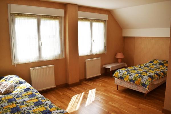 Urville-Nacqueville - pavillon individuel à 300 m de la plage. 5 chambres et 4 salles d'eau grande véranda avec vue sur la campagne