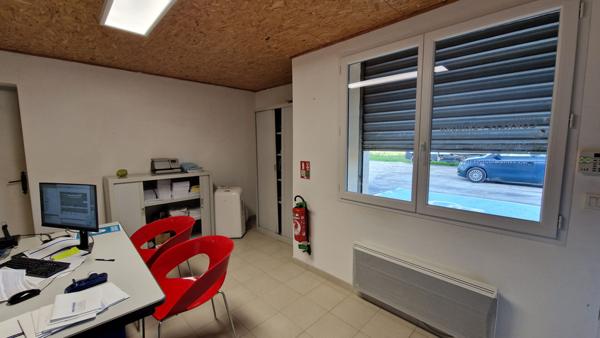 **Hangar avec Bureaux et Stockage sur Grande Parcelle ? Proche de Bergerac**