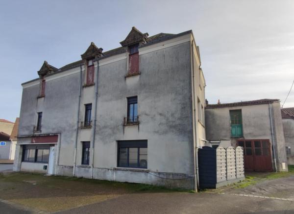 Charmante Maison de Ville à Nueil les Aubiers - À Vendre !