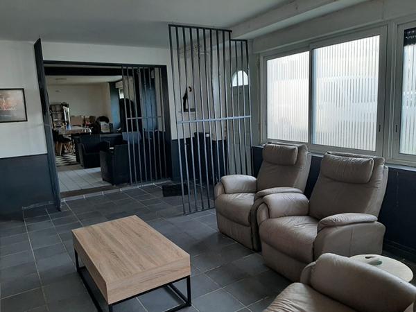 Charmante Maison de Ville à Nueil les Aubiers - À Vendre !