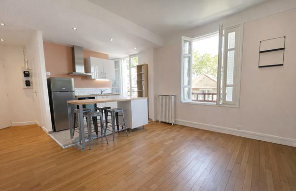 Viroflay (78220) SECTEUR VIROFLAY ARCADES - BOX INCLUS - 2 pièces de 43 m² - CHARME de l'ANCIEN et au CALME - REFAIT A NE