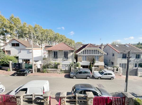 Viroflay (78220) SECTEUR VIROFLAY ARCADES - BOX INCLUS - 2 pièces de 43 m² - CHARME de l'ANCIEN et au CALME - REFAIT A NE