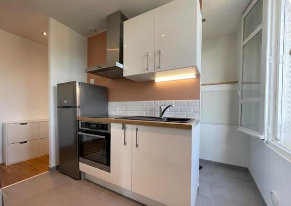 Viroflay (78220) SECTEUR VIROFLAY ARCADES - BOX INCLUS - 2 pièces de 43 m² - CHARME de l'ANCIEN et au CALME - REFAIT A NE