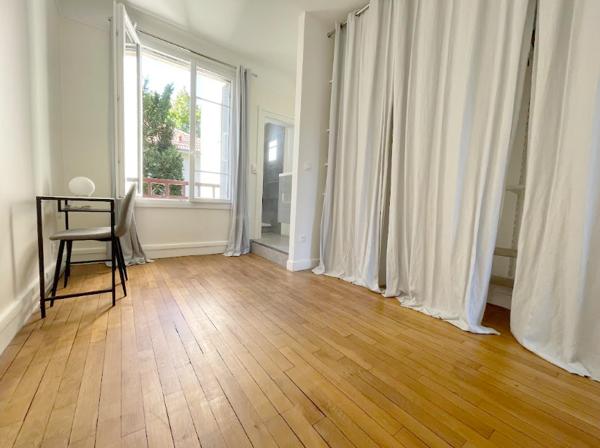 Viroflay (78220) SECTEUR VIROFLAY ARCADES - BOX INCLUS - 2 pièces de 43 m² - CHARME de l'ANCIEN et au CALME - REFAIT A NE