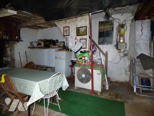 Maison en pierre et masse sous tuiles à restaurer, comprenant :
Au rez-de-chaussée : une pièce...