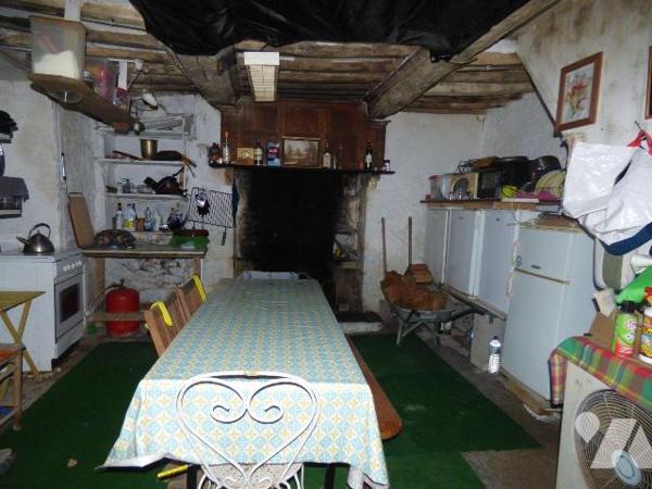 Maison en pierre et masse sous tuiles à restaurer, comprenant :
Au rez-de-chaussée : une pièce...