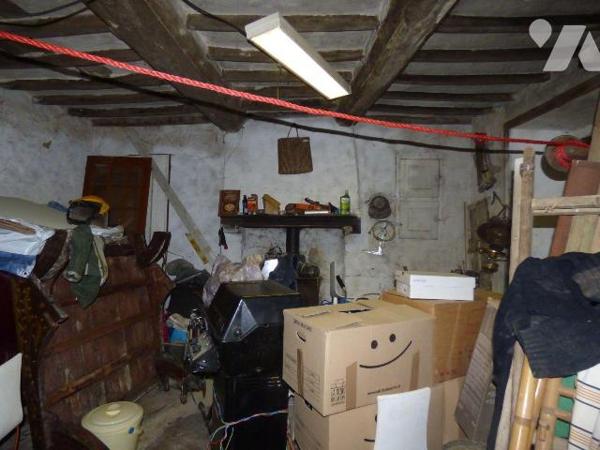 Maison en pierre et masse sous tuiles à restaurer, comprenant :
Au rez-de-chaussée : une pièce...