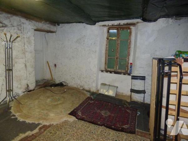 Maison en pierre et masse sous tuiles à restaurer, comprenant :
Au rez-de-chaussée : une pièce...