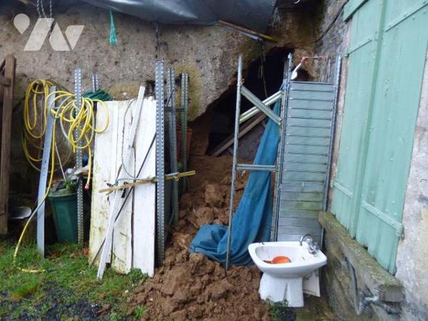 Maison en pierre et masse sous tuiles à restaurer, comprenant :
Au rez-de-chaussée : une pièce...