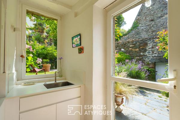 Demeure de caractère avec son jardin secret et ses multiples possibilités