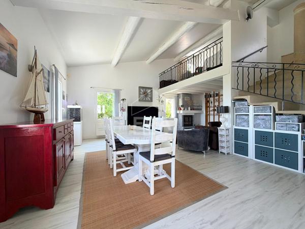 À VENDRE EN EXCLUSIVITÉ VILLELAURE (84530) MAISON 7 PIECES D'ENVIRON 164M² AVEC GARAGE,  JARDIN ET PISCINE COUVERTE CHAUFFÉE.