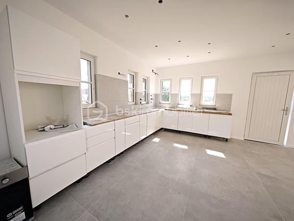 Maison exceptionnelle vue panoramique, d’une superficie de 144 m², sur sous-sol de 56 m² édifié sur terrain de 410 m² arboré et paysagé, RT 2020, 4 chambres, une salle d'eau, une salle de bain, 2 wc séparés.
Maison d’Architecte Contemporaine – Un Coup de Cœur à Découvrir ! vue panoramique, d’une superficie de 144 m² au sol, sur sous-sol de 56 m² édifié sur terrain de 410 m² arboré et paysagé, RT 2020, 4 chambres, une salle d'eau, une salle de bain, 2 wc séparés.
Bienvenue dans cette magnifique maison d’architecte, pensée pour allier esthétique, confort moderne et qualité de vie. Dès les premiers instants, vous serez séduit par ses volumes généreux, sa luminosité exceptionnelle et ses prestations haut de gamme. Entièrement meublée et équipée (liste sur demande), elle est prête à vous accueillir, clé en main.
Au rez-de-chaussée, une pièce de vie spectaculaire de 62 m² vous invite à la convivialité. La cuisine ouverte, aménagée avec soin, s’ouvre sur deux grandes terrasses : l’une à l’avant (17 m² sur pilotis), l’autre à l’arrière (40 m² sur dalle béton armé et pavés en grès), idéales pour vos repas en plein air, vos moments de détente ou vos soirées entre amis.
La suite parentale de 24 m² est un véritable cocon, avec placard intégré, salle de bain élégante avec meuble double vasque, et WC séparé.
À l’étage, l’espace nuit se compose de trois belles chambres, d’un palier avec rangements, d’une salle d’eau moderne avec douche à l’italienne, meuble vasque, et d’un second WC indépendant.
Le sous-sol de 56 m², en parpaing banché et béton armé, offre de nombreuses possibilités : atelier, salle de sport, espace de rangement…
Des prestations qui font la différence :
Chauffage mixte : radiateurs électriques connectés ACOVA + poêle à bois pour une ambiance chaleureuse
Sèche-serviettes dans les pièces d’eau
Menuiseries MILLET en double vitrage avec volets roulants électriques connectés
Chauffe-eau thermodynamique 300 L
Cuisine et meubles sur mesure
Enduit extérieur monocouche
Raccordement au tout-à-l’égout, eaux pluviales séparées
Garantie décennale, biennale et de parfait achèvement : comme une maison neuve, elle vous offre une tranquillité d’esprit rare. Chaque détail a été pensé pour votre confort et votre bien-être, avec des matériaux de qualité et des finitions impeccable.
Il y a tant à dire sur cette maison… mais rien ne vaut une visite pour en tomber amoureux !
Contactez-moi 7J/7 pour organiser une visite et vous accompagner dans votre projet. Cette maison n’attend plus que vous !