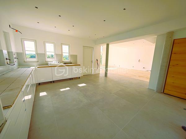 Maison exceptionnelle vue panoramique, d’une superficie de 144 m², sur sous-sol de 56 m² édifié sur terrain de 410 m² arboré et paysagé, RT 2020, 4 chambres, une salle d'eau, une salle de bain, 2 wc séparés.
Maison d’Architecte Contemporaine – Un Coup de Cœur à Découvrir ! vue panoramique, d’une superficie de 144 m² au sol, sur sous-sol de 56 m² édifié sur terrain de 410 m² arboré et paysagé, RT 2020, 4 chambres, une salle d'eau, une salle de bain, 2 wc séparés.
Bienvenue dans cette magnifique maison d’architecte, pensée pour allier esthétique, confort moderne et qualité de vie. Dès les premiers instants, vous serez séduit par ses volumes généreux, sa luminosité exceptionnelle et ses prestations haut de gamme. Entièrement meublée et équipée (liste sur demande), elle est prête à vous accueillir, clé en main.
Au rez-de-chaussée, une pièce de vie spectaculaire de 62 m² vous invite à la convivialité. La cuisine ouverte, aménagée avec soin, s’ouvre sur deux grandes terrasses : l’une à l’avant (17 m² sur pilotis), l’autre à l’arrière (40 m² sur dalle béton armé et pavés en grès), idéales pour vos repas en plein air, vos moments de détente ou vos soirées entre amis.
La suite parentale de 24 m² est un véritable cocon, avec placard intégré, salle de bain élégante avec meuble double vasque, et WC séparé.
À l’étage, l’espace nuit se compose de trois belles chambres, d’un palier avec rangements, d’une salle d’eau moderne avec douche à l’italienne, meuble vasque, et d’un second WC indépendant.
Le sous-sol de 56 m², en parpaing banché et béton armé, offre de nombreuses possibilités : atelier, salle de sport, espace de rangement…
Des prestations qui font la différence :
Chauffage mixte : radiateurs électriques connectés ACOVA + poêle à bois pour une ambiance chaleureuse
Sèche-serviettes dans les pièces d’eau
Menuiseries MILLET en double vitrage avec volets roulants électriques connectés
Chauffe-eau thermodynamique 300 L
Cuisine et meubles sur mesure
Enduit extérieur monocouche
Raccordement au tout-à-l’égout, eaux pluviales séparées
Garantie décennale, biennale et de parfait achèvement : comme une maison neuve, elle vous offre une tranquillité d’esprit rare. Chaque détail a été pensé pour votre confort et votre bien-être, avec des matériaux de qualité et des finitions impeccable.
Il y a tant à dire sur cette maison… mais rien ne vaut une visite pour en tomber amoureux !
Contactez-moi 7J/7 pour organiser une visite et vous accompagner dans votre projet. Cette maison n’attend plus que vous !