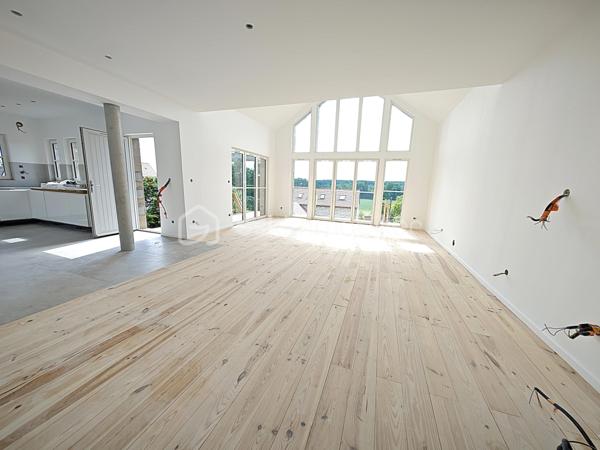 Maison exceptionnelle vue panoramique, d’une superficie de 144 m², sur sous-sol de 56 m² édifié sur terrain de 410 m² arboré et paysagé, RT 2020, 4 chambres, une salle d'eau, une salle de bain, 2 wc séparés.
Maison d’Architecte Contemporaine – Un Coup de Cœur à Découvrir ! vue panoramique, d’une superficie de 144 m² au sol, sur sous-sol de 56 m² édifié sur terrain de 410 m² arboré et paysagé, RT 2020, 4 chambres, une salle d'eau, une salle de bain, 2 wc séparés.
Bienvenue dans cette magnifique maison d’architecte, pensée pour allier esthétique, confort moderne et qualité de vie. Dès les premiers instants, vous serez séduit par ses volumes généreux, sa luminosité exceptionnelle et ses prestations haut de gamme. Entièrement meublée et équipée (liste sur demande), elle est prête à vous accueillir, clé en main.
Au rez-de-chaussée, une pièce de vie spectaculaire de 62 m² vous invite à la convivialité. La cuisine ouverte, aménagée avec soin, s’ouvre sur deux grandes terrasses : l’une à l’avant (17 m² sur pilotis), l’autre à l’arrière (40 m² sur dalle béton armé et pavés en grès), idéales pour vos repas en plein air, vos moments de détente ou vos soirées entre amis.
La suite parentale de 24 m² est un véritable cocon, avec placard intégré, salle de bain élégante avec meuble double vasque, et WC séparé.
À l’étage, l’espace nuit se compose de trois belles chambres, d’un palier avec rangements, d’une salle d’eau moderne avec douche à l’italienne, meuble vasque, et d’un second WC indépendant.
Le sous-sol de 56 m², en parpaing banché et béton armé, offre de nombreuses possibilités : atelier, salle de sport, espace de rangement…
Des prestations qui font la différence :
Chauffage mixte : radiateurs électriques connectés ACOVA + poêle à bois pour une ambiance chaleureuse
Sèche-serviettes dans les pièces d’eau
Menuiseries MILLET en double vitrage avec volets roulants électriques connectés
Chauffe-eau thermodynamique 300 L
Cuisine et meubles sur mesure
Enduit extérieur monocouche
Raccordement au tout-à-l’égout, eaux pluviales séparées
Garantie décennale, biennale et de parfait achèvement : comme une maison neuve, elle vous offre une tranquillité d’esprit rare. Chaque détail a été pensé pour votre confort et votre bien-être, avec des matériaux de qualité et des finitions impeccable.
Il y a tant à dire sur cette maison… mais rien ne vaut une visite pour en tomber amoureux !
Contactez-moi 7J/7 pour organiser une visite et vous accompagner dans votre projet. Cette maison n’attend plus que vous !