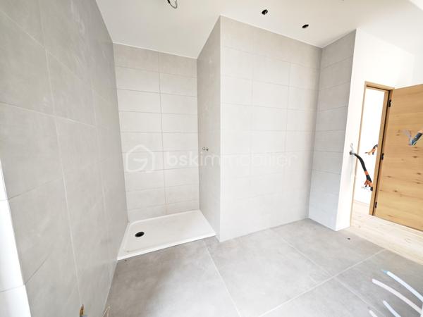 Maison exceptionnelle vue panoramique, d’une superficie de 144 m², sur sous-sol de 56 m² édifié sur terrain de 410 m² arboré et paysagé, RT 2020, 4 chambres, une salle d'eau, une salle de bain, 2 wc séparés.
Maison d’Architecte Contemporaine – Un Coup de Cœur à Découvrir ! vue panoramique, d’une superficie de 144 m² au sol, sur sous-sol de 56 m² édifié sur terrain de 410 m² arboré et paysagé, RT 2020, 4 chambres, une salle d'eau, une salle de bain, 2 wc séparés.
Bienvenue dans cette magnifique maison d’architecte, pensée pour allier esthétique, confort moderne et qualité de vie. Dès les premiers instants, vous serez séduit par ses volumes généreux, sa luminosité exceptionnelle et ses prestations haut de gamme. Entièrement meublée et équipée (liste sur demande), elle est prête à vous accueillir, clé en main.
Au rez-de-chaussée, une pièce de vie spectaculaire de 62 m² vous invite à la convivialité. La cuisine ouverte, aménagée avec soin, s’ouvre sur deux grandes terrasses : l’une à l’avant (17 m² sur pilotis), l’autre à l’arrière (40 m² sur dalle béton armé et pavés en grès), idéales pour vos repas en plein air, vos moments de détente ou vos soirées entre amis.
La suite parentale de 24 m² est un véritable cocon, avec placard intégré, salle de bain élégante avec meuble double vasque, et WC séparé.
À l’étage, l’espace nuit se compose de trois belles chambres, d’un palier avec rangements, d’une salle d’eau moderne avec douche à l’italienne, meuble vasque, et d’un second WC indépendant.
Le sous-sol de 56 m², en parpaing banché et béton armé, offre de nombreuses possibilités : atelier, salle de sport, espace de rangement…
Des prestations qui font la différence :
Chauffage mixte : radiateurs électriques connectés ACOVA + poêle à bois pour une ambiance chaleureuse
Sèche-serviettes dans les pièces d’eau
Menuiseries MILLET en double vitrage avec volets roulants électriques connectés
Chauffe-eau thermodynamique 300 L
Cuisine et meubles sur mesure
Enduit extérieur monocouche
Raccordement au tout-à-l’égout, eaux pluviales séparées
Garantie décennale, biennale et de parfait achèvement : comme une maison neuve, elle vous offre une tranquillité d’esprit rare. Chaque détail a été pensé pour votre confort et votre bien-être, avec des matériaux de qualité et des finitions impeccable.
Il y a tant à dire sur cette maison… mais rien ne vaut une visite pour en tomber amoureux !
Contactez-moi 7J/7 pour organiser une visite et vous accompagner dans votre projet. Cette maison n’attend plus que vous !