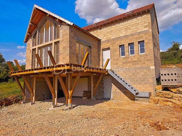 Maison exceptionnelle vue panoramique, d’une superficie de 144 m², sur sous-sol de 56 m² édifié sur terrain de 410 m² arboré et paysagé, RT 2020, 4 chambres, une salle d'eau, une salle de bain, 2 wc séparés.
Maison d’Architecte Contemporaine – Un Coup de Cœur à Découvrir ! vue panoramique, d’une superficie de 144 m² au sol, sur sous-sol de 56 m² édifié sur terrain de 410 m² arboré et paysagé, RT 2020, 4 chambres, une salle d'eau, une salle de bain, 2 wc séparés.
Bienvenue dans cette magnifique maison d’architecte, pensée pour allier esthétique, confort moderne et qualité de vie. Dès les premiers instants, vous serez séduit par ses volumes généreux, sa luminosité exceptionnelle et ses prestations haut de gamme. Entièrement meublée et équipée (liste sur demande), elle est prête à vous accueillir, clé en main.
Au rez-de-chaussée, une pièce de vie spectaculaire de 62 m² vous invite à la convivialité. La cuisine ouverte, aménagée avec soin, s’ouvre sur deux grandes terrasses : l’une à l’avant (17 m² sur pilotis), l’autre à l’arrière (40 m² sur dalle béton armé et pavés en grès), idéales pour vos repas en plein air, vos moments de détente ou vos soirées entre amis.
La suite parentale de 24 m² est un véritable cocon, avec placard intégré, salle de bain élégante avec meuble double vasque, et WC séparé.
À l’étage, l’espace nuit se compose de trois belles chambres, d’un palier avec rangements, d’une salle d’eau moderne avec douche à l’italienne, meuble vasque, et d’un second WC indépendant.
Le sous-sol de 56 m², en parpaing banché et béton armé, offre de nombreuses possibilités : atelier, salle de sport, espace de rangement…
Des prestations qui font la différence :
Chauffage mixte : radiateurs électriques connectés ACOVA + poêle à bois pour une ambiance chaleureuse
Sèche-serviettes dans les pièces d’eau
Menuiseries MILLET en double vitrage avec volets roulants électriques connectés
Chauffe-eau thermodynamique 300 L
Cuisine et meubles sur mesure
Enduit extérieur monocouche
Raccordement au tout-à-l’égout, eaux pluviales séparées
Garantie décennale, biennale et de parfait achèvement : comme une maison neuve, elle vous offre une tranquillité d’esprit rare. Chaque détail a été pensé pour votre confort et votre bien-être, avec des matériaux de qualité et des finitions impeccable.
Il y a tant à dire sur cette maison… mais rien ne vaut une visite pour en tomber amoureux !
Contactez-moi 7J/7 pour organiser une visite et vous accompagner dans votre projet. Cette maison n’attend plus que vous !