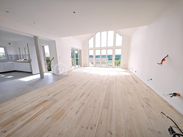 Maison exceptionnelle vue panoramique, d’une superficie de 144 m², sur sous-sol de 56 m² édifié sur terrain de 410 m² arboré et paysagé, RT 2020, 4 chambres, une salle d'eau, une salle de bain, 2 wc séparés.
Maison d’Architecte Contemporaine – Un Coup de Cœur à Découvrir ! vue panoramique, d’une superficie de 144 m² au sol, sur sous-sol de 56 m² édifié sur terrain de 410 m² arboré et paysagé, RT 2020, 4 chambres, une salle d'eau, une salle de bain, 2 wc séparés.
Bienvenue dans cette magnifique maison d’architecte, pensée pour allier esthétique, confort moderne et qualité de vie. Dès les premiers instants, vous serez séduit par ses volumes généreux, sa luminosité exceptionnelle et ses prestations haut de gamme. Entièrement meublée et équipée (liste sur demande), elle est prête à vous accueillir, clé en main.
Au rez-de-chaussée, une pièce de vie spectaculaire de 62 m² vous invite à la convivialité. La cuisine ouverte, aménagée avec soin, s’ouvre sur deux grandes terrasses : l’une à l’avant (17 m² sur pilotis), l’autre à l’arrière (40 m² sur dalle béton armé et pavés en grès), idéales pour vos repas en plein air, vos moments de détente ou vos soirées entre amis.
La suite parentale de 24 m² est un véritable cocon, avec placard intégré, salle de bain élégante avec meuble double vasque, et WC séparé.
À l’étage, l’espace nuit se compose de trois belles chambres, d’un palier avec rangements, d’une salle d’eau moderne avec douche à l’italienne, meuble vasque, et d’un second WC indépendant.
Le sous-sol de 56 m², en parpaing banché et béton armé, offre de nombreuses possibilités : atelier, salle de sport, espace de rangement…
Des prestations qui font la différence :
Chauffage mixte : radiateurs électriques connectés ACOVA + poêle à bois pour une ambiance chaleureuse
Sèche-serviettes dans les pièces d’eau
Menuiseries MILLET en double vitrage avec volets roulants électriques connectés
Chauffe-eau thermodynamique 300 L
Cuisine et meubles sur mesure
Enduit extérieur monocouche
Raccordement au tout-à-l’égout, eaux pluviales séparées
Garantie décennale, biennale et de parfait achèvement : comme une maison neuve, elle vous offre une tranquillité d’esprit rare. Chaque détail a été pensé pour votre confort et votre bien-être, avec des matériaux de qualité et des finitions impeccable.
Il y a tant à dire sur cette maison… mais rien ne vaut une visite pour en tomber amoureux !
Contactez-moi 7J/7 pour organiser une visite et vous accompagner dans votre projet. Cette maison n’attend plus que vous !