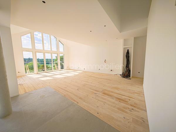 Maison exceptionnelle vue panoramique, d’une superficie de 144 m², sur sous-sol de 56 m² édifié sur terrain de 410 m² arboré et paysagé, RT 2020, 4 chambres, une salle d'eau, une salle de bain, 2 wc séparés.
Maison d’Architecte Contemporaine – Un Coup de Cœur à Découvrir ! vue panoramique, d’une superficie de 144 m² au sol, sur sous-sol de 56 m² édifié sur terrain de 410 m² arboré et paysagé, RT 2020, 4 chambres, une salle d'eau, une salle de bain, 2 wc séparés.
Bienvenue dans cette magnifique maison d’architecte, pensée pour allier esthétique, confort moderne et qualité de vie. Dès les premiers instants, vous serez séduit par ses volumes généreux, sa luminosité exceptionnelle et ses prestations haut de gamme. Entièrement meublée et équipée (liste sur demande), elle est prête à vous accueillir, clé en main.
Au rez-de-chaussée, une pièce de vie spectaculaire de 62 m² vous invite à la convivialité. La cuisine ouverte, aménagée avec soin, s’ouvre sur deux grandes terrasses : l’une à l’avant (17 m² sur pilotis), l’autre à l’arrière (40 m² sur dalle béton armé et pavés en grès), idéales pour vos repas en plein air, vos moments de détente ou vos soirées entre amis.
La suite parentale de 24 m² est un véritable cocon, avec placard intégré, salle de bain élégante avec meuble double vasque, et WC séparé.
À l’étage, l’espace nuit se compose de trois belles chambres, d’un palier avec rangements, d’une salle d’eau moderne avec douche à l’italienne, meuble vasque, et d’un second WC indépendant.
Le sous-sol de 56 m², en parpaing banché et béton armé, offre de nombreuses possibilités : atelier, salle de sport, espace de rangement…
Des prestations qui font la différence :
Chauffage mixte : radiateurs électriques connectés ACOVA + poêle à bois pour une ambiance chaleureuse
Sèche-serviettes dans les pièces d’eau
Menuiseries MILLET en double vitrage avec volets roulants électriques connectés
Chauffe-eau thermodynamique 300 L
Cuisine et meubles sur mesure
Enduit extérieur monocouche
Raccordement au tout-à-l’égout, eaux pluviales séparées
Garantie décennale, biennale et de parfait achèvement : comme une maison neuve, elle vous offre une tranquillité d’esprit rare. Chaque détail a été pensé pour votre confort et votre bien-être, avec des matériaux de qualité et des finitions impeccable.
Il y a tant à dire sur cette maison… mais rien ne vaut une visite pour en tomber amoureux !
Contactez-moi 7J/7 pour organiser une visite et vous accompagner dans votre projet. Cette maison n’attend plus que vous !