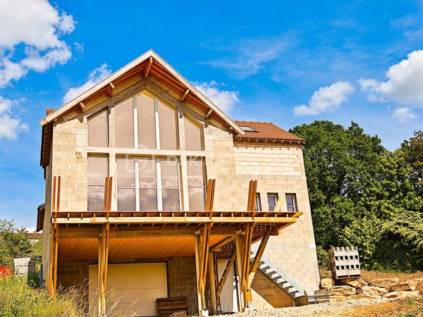 Maison exceptionnelle vue panoramique, d’une superficie de 144 m², sur sous-sol de 56 m² édifié sur terrain de 410 m² arboré et paysagé, RT 2020, 4 chambres, une salle d'eau, une salle de bain, 2 wc séparés.
Maison d’Architecte Contemporaine – Un Coup de Cœur à Découvrir ! vue panoramique, d’une superficie de 144 m² au sol, sur sous-sol de 56 m² édifié sur terrain de 410 m² arboré et paysagé, RT 2020, 4 chambres, une salle d'eau, une salle de bain, 2 wc séparés.
Bienvenue dans cette magnifique maison d’architecte, pensée pour allier esthétique, confort moderne et qualité de vie. Dès les premiers instants, vous serez séduit par ses volumes généreux, sa luminosité exceptionnelle et ses prestations haut de gamme. Entièrement meublée et équipée (liste sur demande), elle est prête à vous accueillir, clé en main.
Au rez-de-chaussée, une pièce de vie spectaculaire de 62 m² vous invite à la convivialité. La cuisine ouverte, aménagée avec soin, s’ouvre sur deux grandes terrasses : l’une à l’avant (17 m² sur pilotis), l’autre à l’arrière (40 m² sur dalle béton armé et pavés en grès), idéales pour vos repas en plein air, vos moments de détente ou vos soirées entre amis.
La suite parentale de 24 m² est un véritable cocon, avec placard intégré, salle de bain élégante avec meuble double vasque, et WC séparé.
À l’étage, l’espace nuit se compose de trois belles chambres, d’un palier avec rangements, d’une salle d’eau moderne avec douche à l’italienne, meuble vasque, et d’un second WC indépendant.
Le sous-sol de 56 m², en parpaing banché et béton armé, offre de nombreuses possibilités : atelier, salle de sport, espace de rangement…
Des prestations qui font la différence :
Chauffage mixte : radiateurs électriques connectés ACOVA + poêle à bois pour une ambiance chaleureuse
Sèche-serviettes dans les pièces d’eau
Menuiseries MILLET en double vitrage avec volets roulants électriques connectés
Chauffe-eau thermodynamique 300 L
Cuisine et meubles sur mesure
Enduit extérieur monocouche
Raccordement au tout-à-l’égout, eaux pluviales séparées
Garantie décennale, biennale et de parfait achèvement : comme une maison neuve, elle vous offre une tranquillité d’esprit rare. Chaque détail a été pensé pour votre confort et votre bien-être, avec des matériaux de qualité et des finitions impeccable.
Il y a tant à dire sur cette maison… mais rien ne vaut une visite pour en tomber amoureux !
Contactez-moi 7J/7 pour organiser une visite et vous accompagner dans votre projet. Cette maison n’attend plus que vous !