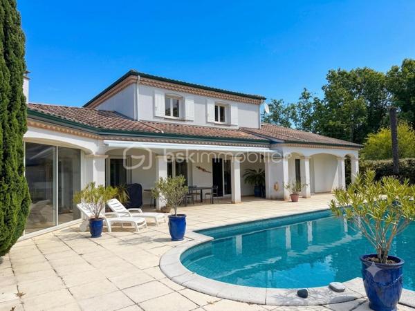 Dans un environnement privilégié, découvrez cette spacieuse villa de 220 m² aux volumes rares, idéale pour une vie de famille entre confort et nature.

Dès l’entrée, la maison séduit par son vaste double séjour lumineux de 72 m2,  prolongé par une véranda ouverte sur l’extérieur, offrant un véritable espace de vie tourné vers le jardin.

L’espace nuit propose 4 chambres dont une suite parentale avec baignoire et douche au rez de chaussé. À l’étage vous y trouverez 3 chambres avec wc et salle d’eau, ainsi qu’une  grande mezzanine pouvant accueillir un bureau, une salle de jeux ou un bureau, coin lecture ou salle de loisirs.

À l’extérieur, cette magnifique parcelle arborée d’environ 2 900 m² vous séduira par son cadre verdoyant et son intimité préservée. Véritable espace de détente, elle accueille une piscine chauffée de 11x5 ainsi qu’un pool-house équipé d’une douche et de toilettes, offrant tout le confort nécessaire pour profiter pleinement des journées ensoleillées et des moments de convivialité en famille ou entre amis.

Deux cabanons de rangement facilitent l’organisation des espaces extérieurs, tandis qu’un grand garage d’environ 34 m² offre un espace appréciable pour le stationnement et le stockage.

Cette propriété aux beaux volumes séduira les familles à la recherche d’un environnement préservé, à proximité immédiate du Bassin d’Arcachon.