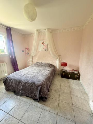 Dans un environnement privilégié, découvrez cette spacieuse villa de 220 m² aux volumes rares, idéale pour une vie de famille entre confort et nature.

Dès l’entrée, la maison séduit par son vaste double séjour lumineux de 72 m2,  prolongé par une véranda ouverte sur l’extérieur, offrant un véritable espace de vie tourné vers le jardin.

L’espace nuit propose 4 chambres dont une suite parentale avec baignoire et douche au rez de chaussé. À l’étage vous y trouverez 3 chambres avec wc et salle d’eau, ainsi qu’une  grande mezzanine pouvant accueillir un bureau, une salle de jeux ou un bureau, coin lecture ou salle de loisirs.

À l’extérieur, cette magnifique parcelle arborée d’environ 2 900 m² vous séduira par son cadre verdoyant et son intimité préservée. Véritable espace de détente, elle accueille une piscine chauffée de 11x5 ainsi qu’un pool-house équipé d’une douche et de toilettes, offrant tout le confort nécessaire pour profiter pleinement des journées ensoleillées et des moments de convivialité en famille ou entre amis.

Deux cabanons de rangement facilitent l’organisation des espaces extérieurs, tandis qu’un grand garage d’environ 34 m² offre un espace appréciable pour le stationnement et le stockage.

Cette propriété aux beaux volumes séduira les familles à la recherche d’un environnement préservé, à proximité immédiate du Bassin d’Arcachon.