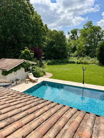 Dans un environnement privilégié, découvrez cette spacieuse villa de 220 m² aux volumes rares, idéale pour une vie de famille entre confort et nature.

Dès l’entrée, la maison séduit par son vaste double séjour lumineux de 72 m2,  prolongé par une véranda ouverte sur l’extérieur, offrant un véritable espace de vie tourné vers le jardin.

L’espace nuit propose 4 chambres dont une suite parentale avec baignoire et douche au rez de chaussé. À l’étage vous y trouverez 3 chambres avec wc et salle d’eau, ainsi qu’une  grande mezzanine pouvant accueillir un bureau, une salle de jeux ou un bureau, coin lecture ou salle de loisirs.

À l’extérieur, cette magnifique parcelle arborée d’environ 2 900 m² vous séduira par son cadre verdoyant et son intimité préservée. Véritable espace de détente, elle accueille une piscine chauffée de 11x5 ainsi qu’un pool-house équipé d’une douche et de toilettes, offrant tout le confort nécessaire pour profiter pleinement des journées ensoleillées et des moments de convivialité en famille ou entre amis.

Deux cabanons de rangement facilitent l’organisation des espaces extérieurs, tandis qu’un grand garage d’environ 34 m² offre un espace appréciable pour le stationnement et le stockage.

Cette propriété aux beaux volumes séduira les familles à la recherche d’un environnement préservé, à proximité immédiate du Bassin d’Arcachon.