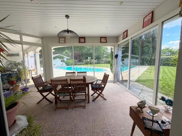 Dans un environnement privilégié, découvrez cette spacieuse villa de 220 m² aux volumes rares, idéale pour une vie de famille entre confort et nature.

Dès l’entrée, la maison séduit par son vaste double séjour lumineux de 72 m2,  prolongé par une véranda ouverte sur l’extérieur, offrant un véritable espace de vie tourné vers le jardin.

L’espace nuit propose 4 chambres dont une suite parentale avec baignoire et douche au rez de chaussé. À l’étage vous y trouverez 3 chambres avec wc et salle d’eau, ainsi qu’une  grande mezzanine pouvant accueillir un bureau, une salle de jeux ou un bureau, coin lecture ou salle de loisirs.

À l’extérieur, cette magnifique parcelle arborée d’environ 2 900 m² vous séduira par son cadre verdoyant et son intimité préservée. Véritable espace de détente, elle accueille une piscine chauffée de 11x5 ainsi qu’un pool-house équipé d’une douche et de toilettes, offrant tout le confort nécessaire pour profiter pleinement des journées ensoleillées et des moments de convivialité en famille ou entre amis.

Deux cabanons de rangement facilitent l’organisation des espaces extérieurs, tandis qu’un grand garage d’environ 34 m² offre un espace appréciable pour le stationnement et le stockage.

Cette propriété aux beaux volumes séduira les familles à la recherche d’un environnement préservé, à proximité immédiate du Bassin d’Arcachon.