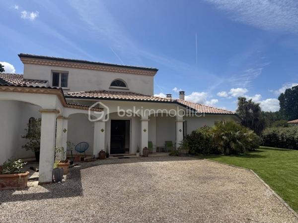Dans un environnement privilégié, découvrez cette spacieuse villa de 220 m² aux volumes rares, idéale pour une vie de famille entre confort et nature.

Dès l’entrée, la maison séduit par son vaste double séjour lumineux de 72 m2,  prolongé par une véranda ouverte sur l’extérieur, offrant un véritable espace de vie tourné vers le jardin.

L’espace nuit propose 4 chambres dont une suite parentale avec baignoire et douche au rez de chaussé. À l’étage vous y trouverez 3 chambres avec wc et salle d’eau, ainsi qu’une  grande mezzanine pouvant accueillir un bureau, une salle de jeux ou un bureau, coin lecture ou salle de loisirs.

À l’extérieur, cette magnifique parcelle arborée d’environ 2 900 m² vous séduira par son cadre verdoyant et son intimité préservée. Véritable espace de détente, elle accueille une piscine chauffée de 11x5 ainsi qu’un pool-house équipé d’une douche et de toilettes, offrant tout le confort nécessaire pour profiter pleinement des journées ensoleillées et des moments de convivialité en famille ou entre amis.

Deux cabanons de rangement facilitent l’organisation des espaces extérieurs, tandis qu’un grand garage d’environ 34 m² offre un espace appréciable pour le stationnement et le stockage.

Cette propriété aux beaux volumes séduira les familles à la recherche d’un environnement préservé, à proximité immédiate du Bassin d’Arcachon.