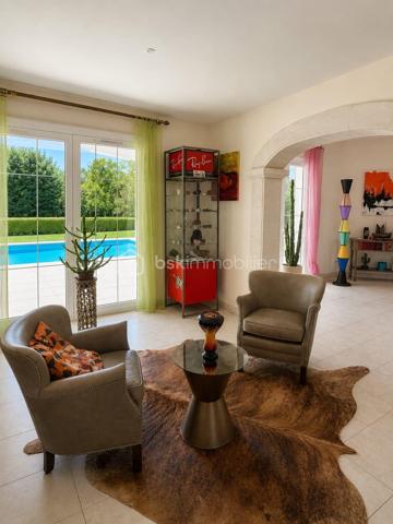 Dans un environnement privilégié, découvrez cette spacieuse villa de 220 m² aux volumes rares, idéale pour une vie de famille entre confort et nature.

Dès l’entrée, la maison séduit par son vaste double séjour lumineux de 72 m2,  prolongé par une véranda ouverte sur l’extérieur, offrant un véritable espace de vie tourné vers le jardin.

L’espace nuit propose 4 chambres dont une suite parentale avec baignoire et douche au rez de chaussé. À l’étage vous y trouverez 3 chambres avec wc et salle d’eau, ainsi qu’une  grande mezzanine pouvant accueillir un bureau, une salle de jeux ou un bureau, coin lecture ou salle de loisirs.

À l’extérieur, cette magnifique parcelle arborée d’environ 2 900 m² vous séduira par son cadre verdoyant et son intimité préservée. Véritable espace de détente, elle accueille une piscine chauffée de 11x5 ainsi qu’un pool-house équipé d’une douche et de toilettes, offrant tout le confort nécessaire pour profiter pleinement des journées ensoleillées et des moments de convivialité en famille ou entre amis.

Deux cabanons de rangement facilitent l’organisation des espaces extérieurs, tandis qu’un grand garage d’environ 34 m² offre un espace appréciable pour le stationnement et le stockage.

Cette propriété aux beaux volumes séduira les familles à la recherche d’un environnement préservé, à proximité immédiate du Bassin d’Arcachon.