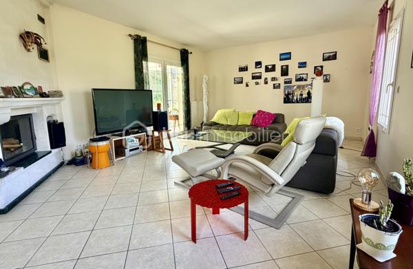 Dans un environnement privilégié, découvrez cette spacieuse villa de 220 m² aux volumes rares, idéale pour une vie de famille entre confort et nature.

Dès l’entrée, la maison séduit par son vaste double séjour lumineux de 72 m2,  prolongé par une véranda ouverte sur l’extérieur, offrant un véritable espace de vie tourné vers le jardin.

L’espace nuit propose 4 chambres dont une suite parentale avec baignoire et douche au rez de chaussé. À l’étage vous y trouverez 3 chambres avec wc et salle d’eau, ainsi qu’une  grande mezzanine pouvant accueillir un bureau, une salle de jeux ou un bureau, coin lecture ou salle de loisirs.

À l’extérieur, cette magnifique parcelle arborée d’environ 2 900 m² vous séduira par son cadre verdoyant et son intimité préservée. Véritable espace de détente, elle accueille une piscine chauffée de 11x5 ainsi qu’un pool-house équipé d’une douche et de toilettes, offrant tout le confort nécessaire pour profiter pleinement des journées ensoleillées et des moments de convivialité en famille ou entre amis.

Deux cabanons de rangement facilitent l’organisation des espaces extérieurs, tandis qu’un grand garage d’environ 34 m² offre un espace appréciable pour le stationnement et le stockage.

Cette propriété aux beaux volumes séduira les familles à la recherche d’un environnement préservé, à proximité immédiate du Bassin d’Arcachon.