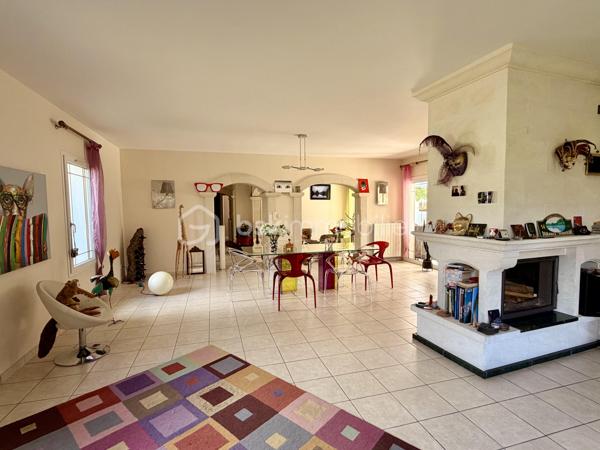Dans un environnement privilégié, découvrez cette spacieuse villa de 220 m² aux volumes rares, idéale pour une vie de famille entre confort et nature.

Dès l’entrée, la maison séduit par son vaste double séjour lumineux de 72 m2,  prolongé par une véranda ouverte sur l’extérieur, offrant un véritable espace de vie tourné vers le jardin.

L’espace nuit propose 4 chambres dont une suite parentale avec baignoire et douche au rez de chaussé. À l’étage vous y trouverez 3 chambres avec wc et salle d’eau, ainsi qu’une  grande mezzanine pouvant accueillir un bureau, une salle de jeux ou un bureau, coin lecture ou salle de loisirs.

À l’extérieur, cette magnifique parcelle arborée d’environ 2 900 m² vous séduira par son cadre verdoyant et son intimité préservée. Véritable espace de détente, elle accueille une piscine chauffée de 11x5 ainsi qu’un pool-house équipé d’une douche et de toilettes, offrant tout le confort nécessaire pour profiter pleinement des journées ensoleillées et des moments de convivialité en famille ou entre amis.

Deux cabanons de rangement facilitent l’organisation des espaces extérieurs, tandis qu’un grand garage d’environ 34 m² offre un espace appréciable pour le stationnement et le stockage.

Cette propriété aux beaux volumes séduira les familles à la recherche d’un environnement préservé, à proximité immédiate du Bassin d’Arcachon.