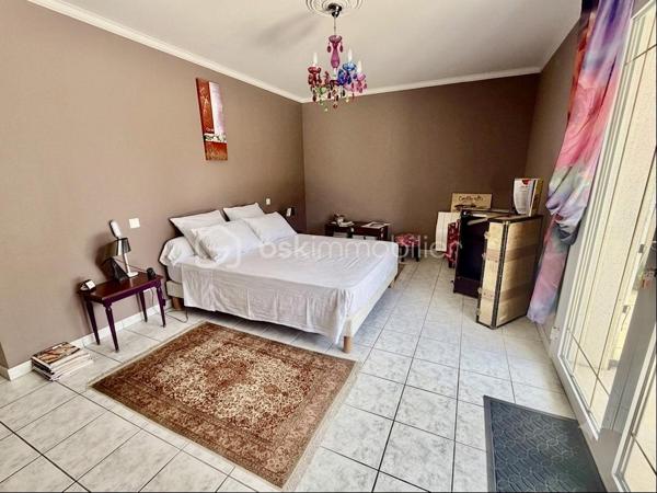 Dans un environnement privilégié, découvrez cette spacieuse villa de 220 m² aux volumes rares, idéale pour une vie de famille entre confort et nature.

Dès l’entrée, la maison séduit par son vaste double séjour lumineux de 72 m2,  prolongé par une véranda ouverte sur l’extérieur, offrant un véritable espace de vie tourné vers le jardin.

L’espace nuit propose 4 chambres dont une suite parentale avec baignoire et douche au rez de chaussé. À l’étage vous y trouverez 3 chambres avec wc et salle d’eau, ainsi qu’une  grande mezzanine pouvant accueillir un bureau, une salle de jeux ou un bureau, coin lecture ou salle de loisirs.

À l’extérieur, cette magnifique parcelle arborée d’environ 2 900 m² vous séduira par son cadre verdoyant et son intimité préservée. Véritable espace de détente, elle accueille une piscine chauffée de 11x5 ainsi qu’un pool-house équipé d’une douche et de toilettes, offrant tout le confort nécessaire pour profiter pleinement des journées ensoleillées et des moments de convivialité en famille ou entre amis.

Deux cabanons de rangement facilitent l’organisation des espaces extérieurs, tandis qu’un grand garage d’environ 34 m² offre un espace appréciable pour le stationnement et le stockage.

Cette propriété aux beaux volumes séduira les familles à la recherche d’un environnement préservé, à proximité immédiate du Bassin d’Arcachon.