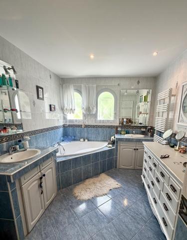 Dans un environnement privilégié, découvrez cette spacieuse villa de 220 m² aux volumes rares, idéale pour une vie de famille entre confort et nature.

Dès l’entrée, la maison séduit par son vaste double séjour lumineux de 72 m2,  prolongé par une véranda ouverte sur l’extérieur, offrant un véritable espace de vie tourné vers le jardin.

L’espace nuit propose 4 chambres dont une suite parentale avec baignoire et douche au rez de chaussé. À l’étage vous y trouverez 3 chambres avec wc et salle d’eau, ainsi qu’une  grande mezzanine pouvant accueillir un bureau, une salle de jeux ou un bureau, coin lecture ou salle de loisirs.

À l’extérieur, cette magnifique parcelle arborée d’environ 2 900 m² vous séduira par son cadre verdoyant et son intimité préservée. Véritable espace de détente, elle accueille une piscine chauffée de 11x5 ainsi qu’un pool-house équipé d’une douche et de toilettes, offrant tout le confort nécessaire pour profiter pleinement des journées ensoleillées et des moments de convivialité en famille ou entre amis.

Deux cabanons de rangement facilitent l’organisation des espaces extérieurs, tandis qu’un grand garage d’environ 34 m² offre un espace appréciable pour le stationnement et le stockage.

Cette propriété aux beaux volumes séduira les familles à la recherche d’un environnement préservé, à proximité immédiate du Bassin d’Arcachon.