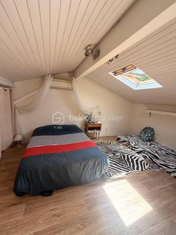 Dans un environnement privilégié, découvrez cette spacieuse villa de 220 m² aux volumes rares, idéale pour une vie de famille entre confort et nature.

Dès l’entrée, la maison séduit par son vaste double séjour lumineux de 72 m2,  prolongé par une véranda ouverte sur l’extérieur, offrant un véritable espace de vie tourné vers le jardin.

L’espace nuit propose 4 chambres dont une suite parentale avec baignoire et douche au rez de chaussé. À l’étage vous y trouverez 3 chambres avec wc et salle d’eau, ainsi qu’une  grande mezzanine pouvant accueillir un bureau, une salle de jeux ou un bureau, coin lecture ou salle de loisirs.

À l’extérieur, cette magnifique parcelle arborée d’environ 2 900 m² vous séduira par son cadre verdoyant et son intimité préservée. Véritable espace de détente, elle accueille une piscine chauffée de 11x5 ainsi qu’un pool-house équipé d’une douche et de toilettes, offrant tout le confort nécessaire pour profiter pleinement des journées ensoleillées et des moments de convivialité en famille ou entre amis.

Deux cabanons de rangement facilitent l’organisation des espaces extérieurs, tandis qu’un grand garage d’environ 34 m² offre un espace appréciable pour le stationnement et le stockage.

Cette propriété aux beaux volumes séduira les familles à la recherche d’un environnement préservé, à proximité immédiate du Bassin d’Arcachon.