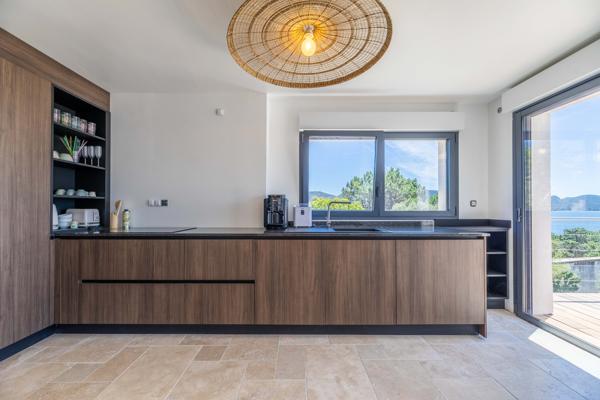 A VENDRE-VILLA AVEC VUE MER PANORAMIQUE ET PISCIN- PORTO-VECCHIO
