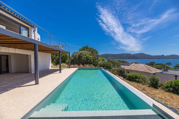 A VENDRE-VILLA AVEC VUE MER PANORAMIQUE ET PISCIN- PORTO-VECCHIO