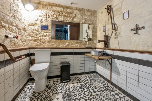 Rochefort (17300) À vendre 3023750 € à Rochefort (17) : immeuble de 2000m²