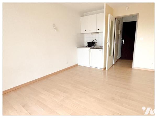 Studio de 19.87 m² avec balcon et place de stationnement sécurisé sur la copropriété 